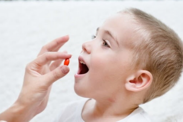 Cẩn trọng khi sử dụng thuốc kháng sinh cho trẻ em bị viêm họng 