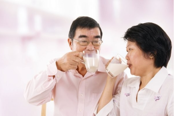Bí quyết giúp người già uống sữa như thế nào là tốt nhất