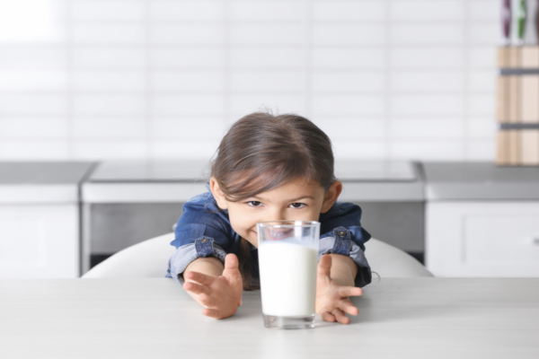 Trẻ từ bao nhiêu tháng tuổi có thể uống sữa bột?